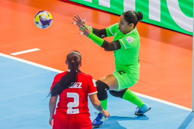 (251123) -- PASIG CITY, Nov. 23, 2025 (Xinhua) -- Goalkeeper Mariam Sanjur (R) of Panama competes during the group D match between Italy and Panama at the FIFA Futsal Women's World Cup 2025 in Pasig City, the Philippines, Nov. 23, 2025. (Xinhua/Rouelle Umali)