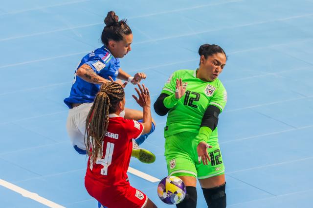 (251123) -- PASIG CITY, Nov. 23, 2025 (Xinhua) -- Nicoletta Mansueto (Back L) of Italy competes against Mariam Sanjur (R) of Panama during the group D match between Italy and Panama at the FIFA Futsal Women's World Cup 2025 in Pasig City, the Philippines, Nov. 23, 2025. (Xinhua/Rouelle Umali)