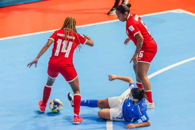 (251123) -- PASIG CITY, Nov. 23, 2025 (Xinhua) -- Alessia Grieco (C) of Italy competes against Maria Montenegro (L) and Ariadna Abadia of Panama during the group D match between Italy and Panama at the FIFA Futsal Women's World Cup 2025 in Pasig City, the Philippines, Nov. 23, 2025. (Xinhua/Rouelle Umali)