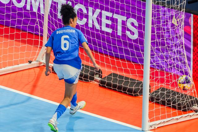 (251123) -- PASIG CITY, Nov. 23, 2025 (Xinhua) -- Sara Boutimah of Italy scores a goal during the group D match between Italy and Panama at the FIFA Futsal Women's World Cup 2025 in Pasig City, the Philippines, Nov. 23, 2025. (Xinhua/Rouelle Umali)