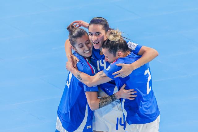 (251123) -- PASIG CITY, Nov. 23, 2025 (Xinhua) -- Players of Italy celebrate after scoring a goal during the group D match between Italy and Panama at the FIFA Futsal Women's World Cup 2025 in Pasig City, the Philippines, Nov. 23, 2025. (Xinhua/Rouelle Umali)