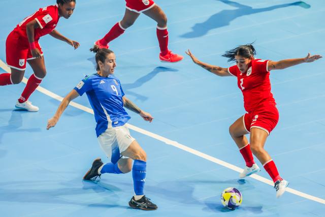 (251123) -- PASIG CITY, Nov. 23, 2025 (Xinhua) -- Renata Adamatti (C) of Italy competes during the group D match between Italy and Panama at the FIFA Futsal Women's World Cup 2025 in Pasig City, the Philippines, Nov. 23, 2025. (Xinhua/Rouelle Umali)