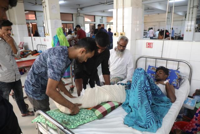 (251123) -- DHAKA, Nov. 23, 2025 (Xinhua) -- An injured person receive treatment at a hospital after an earthquake in Dhaka, Bangladesh, Nov. 22, 2025. At least 10 people were killed and hundreds of others injured on Friday after one of the biggest earthquakes in Bangladesh's recent history struck near the capital city Dhaka. (Photo by Habibur Rahman/Xinhua)