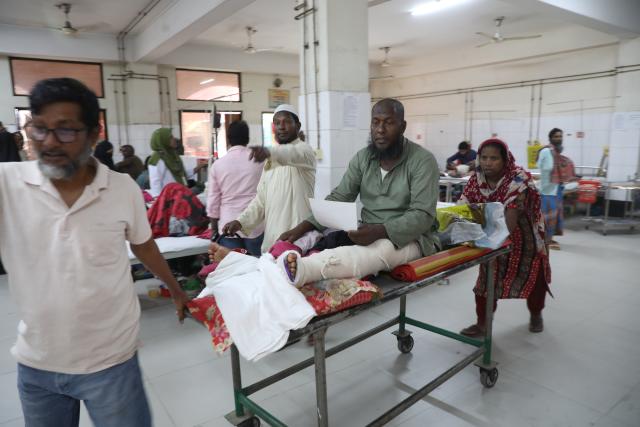 (251123) -- DHAKA, Nov. 23, 2025 (Xinhua) -- An injured person is transferred at a hospital after an earthquake in Dhaka, Bangladesh, Nov. 22, 2025. At least 10 people were killed and hundreds of others injured on Friday after one of the biggest earthquakes in Bangladesh's recent history struck near the capital city Dhaka. (Photo by Habibur Rahman/Xinhua)