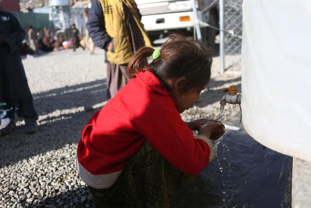 (251123) -- KABUL, Nov. 23, 2025 (Xinhua) -- A newly arrived Afghan child drinks water at a makeshift camp in Kabul, Afghanistan, Nov. 23, 2025. A total of 2,102 Afghan families with 11,855 members returned to their homeland from neighboring Iran and Pakistan on Saturday, Afghanistan's High Commission for Addressing Returnees Problems said Sunday.
   The commission provides temporary shelters, nourishment, water, medical care, and transportation services for the returnees. (Photo by Saifurahman Safi/Xinhua)