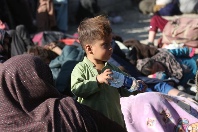 (251123) -- KABUL, Nov. 23, 2025 (Xinhua) -- An Afghan child is seen at a makeshift camp in Kabul, Afghanistan, Nov. 23, 2025. A total of 2,102 Afghan families with 11,855 members returned to their homeland from neighboring Iran and Pakistan on Saturday, Afghanistan's High Commission for Addressing Returnees Problems said Sunday.
   The commission provides temporary shelters, nourishment, water, medical care, and transportation services for the returnees. (Photo by Saifurahman Safi/Xinhua)