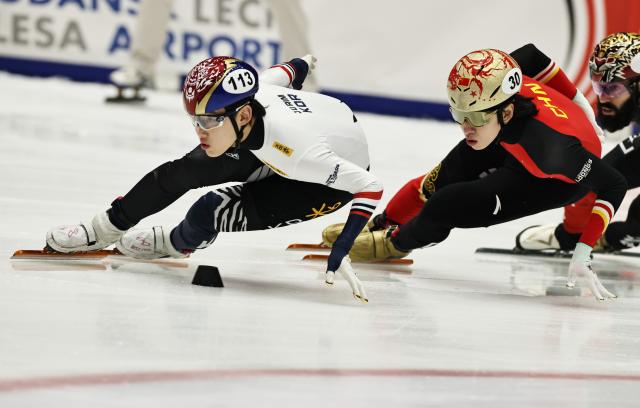(251123) -- GDANSK, Nov. 23, 2025 (Xinhua) -- Rim Jongun (L) of team South Korea and Lin Xiaojun of team China compete during the Mixed Team relay Final A at the ISU Short Track World Tour #3 speed skating event in Gdansk, Poland, Nov. 23, 2025. (Xinhua/Gao Jing)