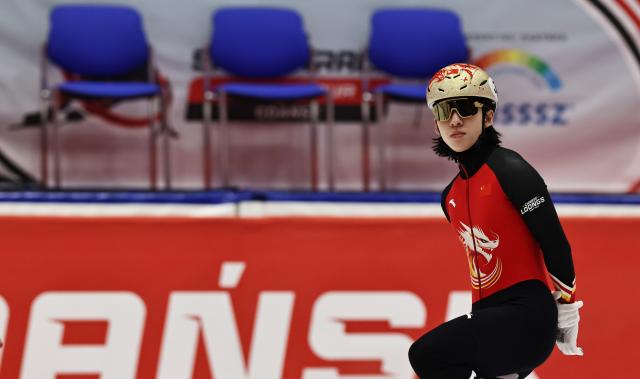 (251123) -- GDANSK, Nov. 23, 2025 (Xinhua) -- Lin Xiaojun of team China is seen before the Mixed Team relay Final A at the ISU Short Track World Tour #3 speed skating event in Gdansk, Poland, Nov. 23, 2025. (Xinhua/Gao Jing)