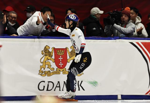 (251123) -- GDANSK, Nov. 23, 2025 (Xinhua) -- Rim Jongun of team South Korea celebrates after the Mixed Team relay Final A at the ISU Short Track World Tour #3 speed skating event in Gdansk, Poland, Nov. 23, 2025. (Xinhua/Gao Jing)