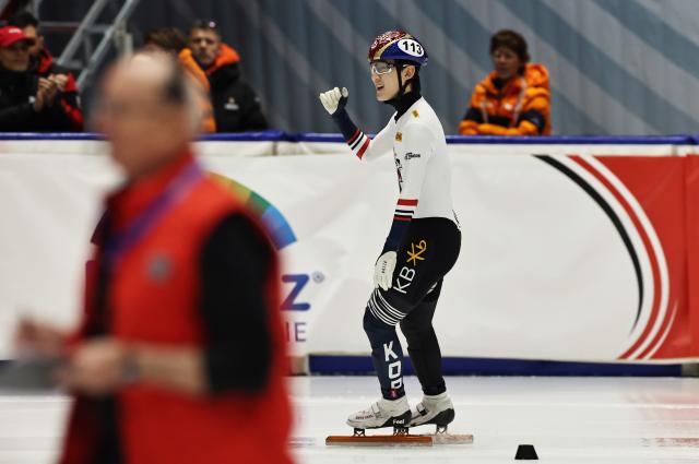 (251123) -- GDANSK, Nov. 23, 2025 (Xinhua) -- Rim Jongun of team South Korea celebrates after the Mixed Team relay Final A at the ISU Short Track World Tour #3 speed skating event in Gdansk, Poland, Nov. 23, 2025. (Xinhua/Gao Jing)
