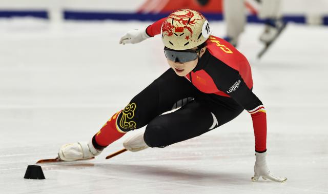 (251123) -- GDANSK, Nov. 23, 2025 (Xinhua) -- Gong Li of team China competes during the Mixed Team relay Final A at the ISU Short Track World Tour #3 speed skating event in Gdansk, Poland, Nov. 23, 2025. (Xinhua/Gao Jing)