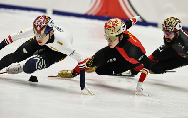 (251123) -- GDANSK, Nov. 23, 2025 (Xinhua) -- Lin Xiaojun (C) of team China competes during the Mixed Team relay Final A at the ISU Short Track World Tour #3 speed skating event in Gdansk, Poland, Nov. 23, 2025. (Xinhua/Gao Jing)
