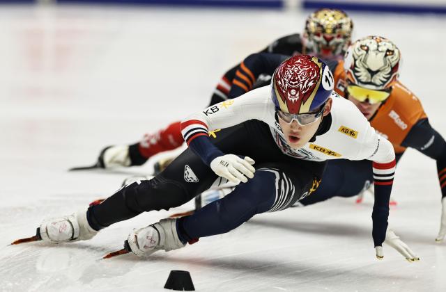(251123) -- GDANSK, Nov. 23, 2025 (Xinhua) -- Rim Jongun (front) of team South Korea competes during the Mixed Team relay Final A at the ISU Short Track World Tour #3 speed skating event in Gdansk, Poland, Nov. 23, 2025. (Xinhua/Gao Jing)