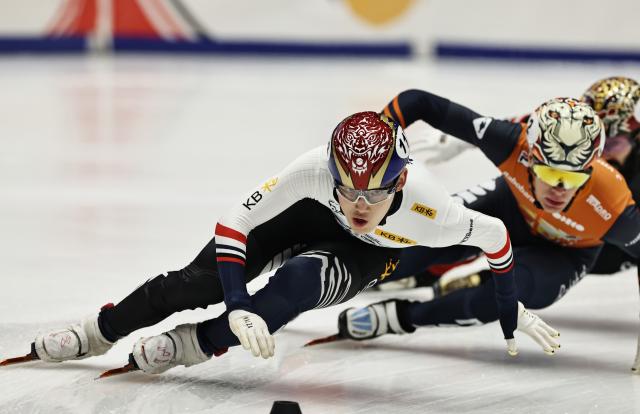 (251123) -- GDANSK, Nov. 23, 2025 (Xinhua) -- Rim Jongun (L) of team South Korea competes during the Mixed Team relay Final A at the ISU Short Track World Tour #3 speed skating event in Gdansk, Poland, Nov. 23, 2025. (Xinhua/Gao Jing)