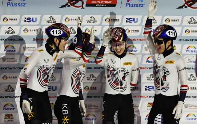 (251123) -- GDANSK, Nov. 23, 2025 (Xinhua) -- Team South Korea cheer before the Mixed Team relay Final A at the ISU Short Track World Tour #3 speed skating event in Gdansk, Poland, Nov. 23, 2025. (Xinhua/Gao Jing)