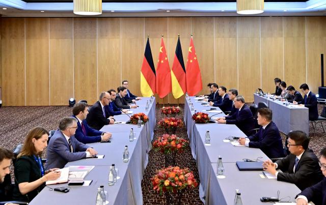(251123) -- JOHANNESBURG, Nov. 23, 2025 (Xinhua) -- Chinese Premier Li Qiang meets with German Chancellor Friedrich Merz in Johannesburg, South Africa, Nov. 23, 2025. (Xinhua/Zhai Jianlan)