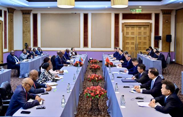 (251123) -- JOHANNESBURG, Nov. 23, 2025 (Xinhua) -- Chinese Premier Li Qiang meets with South African Deputy President Paul Mashatile in Johannesburg, South Africa, Nov. 23, 2025. (Xinhua/Zhai Jianlan)