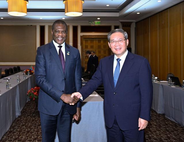 (251123) -- JOHANNESBURG, Nov. 23, 2025 (Xinhua) -- Chinese Premier Li Qiang meets with South African Deputy President Paul Mashatile in Johannesburg, South Africa, Nov. 23, 2025. (Xinhua/Shen Hong)