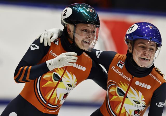 (251124) -- GDANSK, Nov. 24, 2025 (Xinhua) -- Xandra Velzeboer (L) of the Netherlands celebrates with her teammate Michelle Velzeboer  after the women's 500m final A at the ISU Short Track World Tour #3 speed skating event in Gdansk, Poland, Nov. 23, 2025. (Xinhua/Gao Jing)