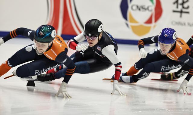 (251124) -- GDANSK, Nov. 24, 2025 (Xinhua) -- Xandra Velzeboer (L) of the Netherlands competes during the women's 500m final A at the ISU Short Track World Tour #3 speed skating event in Gdansk, Poland, Nov. 23, 2025. (Xinhua/Gao Jing)