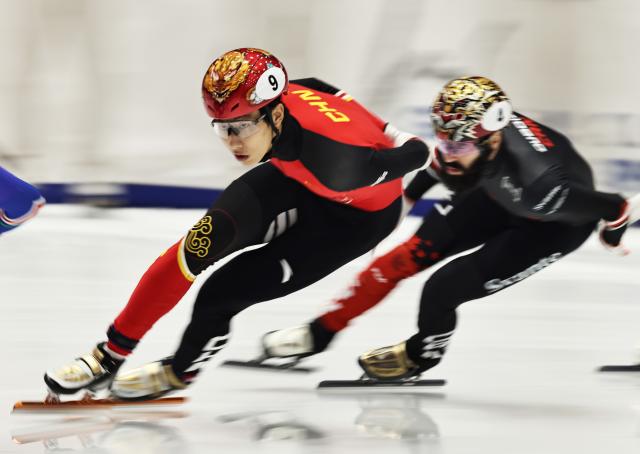 (251124) -- GDANSK, Nov. 24, 2025 (Xinhua) -- Sun Long of China competes during the men's 1000m semifinals at the ISU Short Track World Tour #3 speed skating event in Gdansk, Poland, Nov. 23, 2025. (Xinhua/Gao Jing)