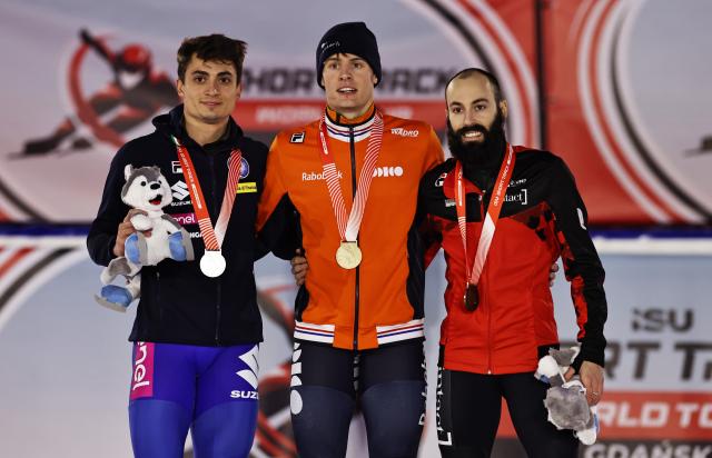(251124) -- GDANSK, Nov. 24, 2025 (Xinhua) -- Gold medalist Jens van't Wout (C) of the Netherlands, silver medalist Pietro Sighel (L) of Italy and bronze medalist Steven Dubois of Canada pose for photos during the awarding ceremony for the men's 1000m at the ISU Short Track World Tour #3 speed skating event in Gdansk, Poland, Nov. 23, 2025. (Xinhua/Gao Jing)