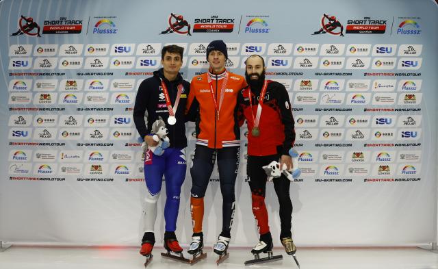 (251124) -- GDANSK, Nov. 24, 2025 (Xinhua) -- Gold medalist Jens van't Wout (C) of the Netherlands, silver medalist Pietro Sighel (L) of Italy and bronze medalist Steven Dubois of Canada pose for photos during the awarding ceremony for the men's 1000m at the ISU Short Track World Tour #3 speed skating event in Gdansk, Poland, Nov. 23, 2025. (Xinhua/Gao Jing)