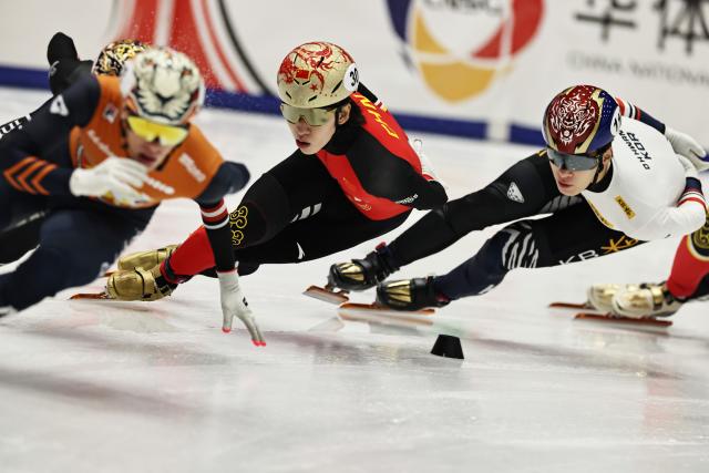 (251124) -- GDANSK, Nov. 24, 2025 (Xinhua) -- Lin Xiaojun (C) of China and Hwang Daeheon (R) of South Korea compete during the men's 1000m final A at the ISU Short Track World Tour #3 speed skating event in Gdansk, Poland, Nov. 23, 2025. (Xinhua/Gao Jing)