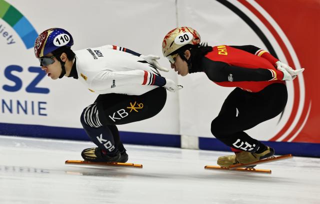 (251124) -- GDANSK, Nov. 24, 2025 (Xinhua) -- Lin Xiaojun (R) of China and Hwang Daeheon of South Korea compete during the men's 1000m final A at the ISU Short Track World Tour #3 speed skating event in Gdansk, Poland, Nov. 23, 2025. (Xinhua/Gao Jing)
