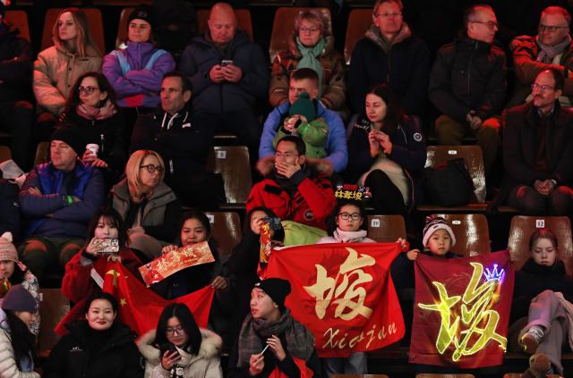 (251124) -- GDANSK, Nov. 24, 2025 (Xinhua) -- Fans are seen during the men's 1000m final A at the ISU Short Track World Tour #3 speed skating event in Gdansk, Poland, Nov. 23, 2025. (Xinhua/Gao Jing)