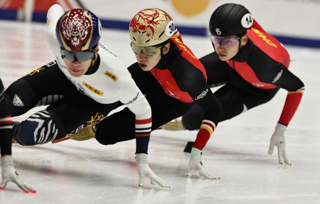 (251124) -- GDANSK, Nov. 24, 2025 (Xinhua) -- Lin Xiaojun (C) and Lin Shaoang (R) of China, Hwang Daeheon of South Korea compete during the men's 1000m final A at the ISU Short Track World Tour #3 speed skating event in Gdansk, Poland, Nov. 23, 2025. (Xinhua/Gao Jing)