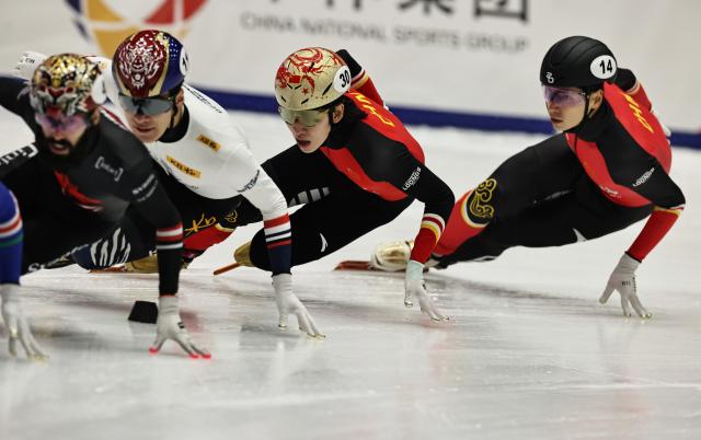 (251124) -- GDANSK, Nov. 24, 2025 (Xinhua) -- Lin Xiaojun (2nd R) and Liu Shaoang (1st R) of China compete during the men's 1000m final A at the ISU Short Track World Tour #3 speed skating event in Gdansk, Poland, Nov. 23, 2025. (Xinhua/Gao Jing)