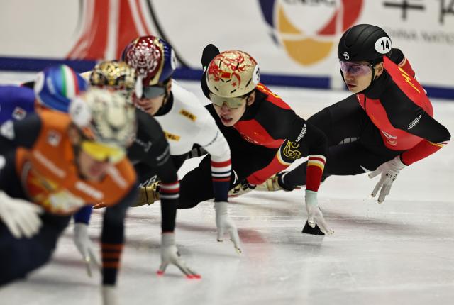 (251124) -- GDANSK, Nov. 24, 2025 (Xinhua) -- Lin Xiaojun (2nd R) and Liu Shaoang (1st R) of China compete during the men's 1000m final A at the ISU Short Track World Tour #3 speed skating event in Gdansk, Poland, Nov. 23, 2025. (Xinhua/Gao Jing)