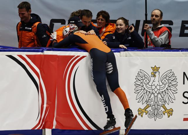 (251124) -- GDANSK, Nov. 24, 2025 (Xinhua) -- Jens van't Wout (front) of the Netherlands celebrates with his team after the men's 1000m final A at the ISU Short Track World Tour #3 speed skating event in Gdansk, Poland, Nov. 23, 2025. (Xinhua/Gao Jing)