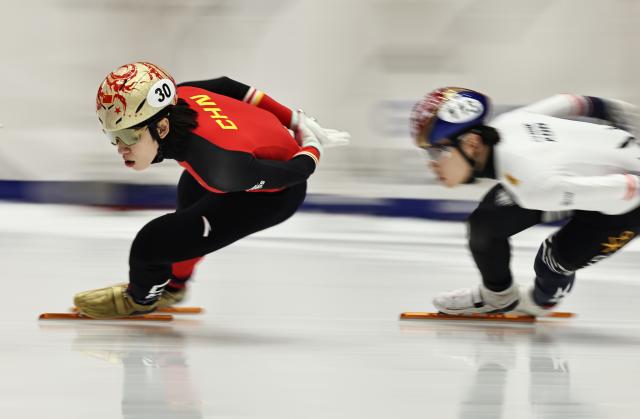 (251124) -- GDANSK, Nov. 24, 2025 (Xinhua) -- Lin Xiaojun (L) of China competes during the men's 1000m semifinals at the ISU Short Track World Tour #3 speed skating event in Gdansk, Poland, Nov. 23, 2025. (Xinhua/Gao Jing)
