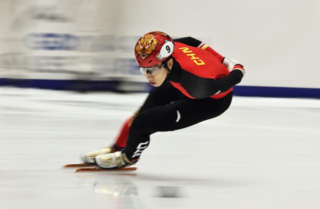 (251124) -- GDANSK, Nov. 24, 2025 (Xinhua) -- Sun Long of China competes during the men's 1000m semifinals at the ISU Short Track World Tour #3 speed skating event in Gdansk, Poland, Nov. 23, 2025. (Xinhua/Gao Jing)