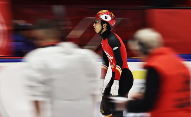 (251124) -- GDANSK, Nov. 24, 2025 (Xinhua) -- Sun Long of China reacts during the men's 1000m semifinals at the ISU Short Track World Tour #3 speed skating event in Gdansk, Poland, Nov. 23, 2025. (Xinhua/Gao Jing)