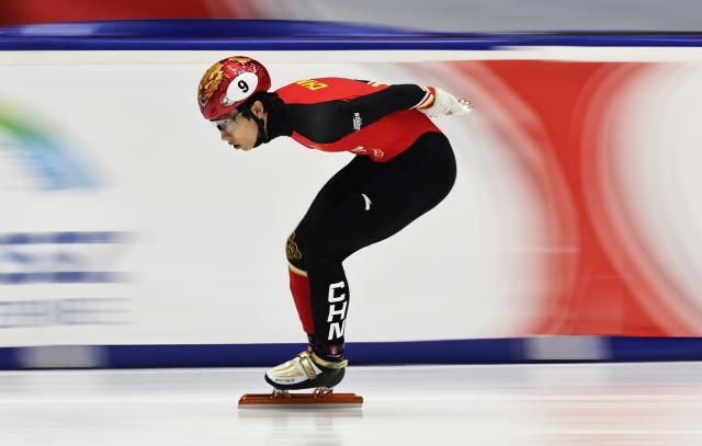 (251124) -- GDANSK, Nov. 24, 2025 (Xinhua) -- Sun Long of China competes during the men's 1000m semifinals at the ISU Short Track World Tour #3 speed skating event in Gdansk, Poland, Nov. 23, 2025. (Xinhua/Gao Jing)