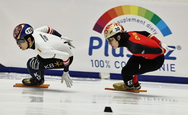 (251124) -- GDANSK, Nov. 24, 2025 (Xinhua) -- Lin Xiaojun (R) of China and Hwang Daeheon of South Korea compete during the men's 1000m final A at the ISU Short Track World Tour #3 speed skating event in Gdansk, Poland, Nov. 23, 2025. (Xinhua/Gao Jing)