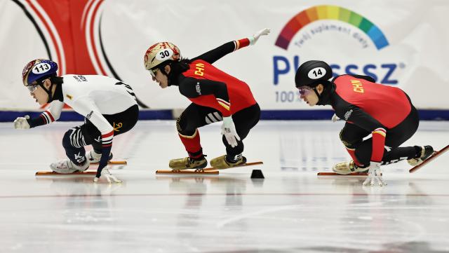 (251124) -- GDANSK, Nov. 24, 2025 (Xinhua) -- Lin Xiaojun (C) and Liu Shaoang (R) of China compete during the men's 1000m semifinals at the ISU Short Track World Tour #3 speed skating event in Gdansk, Poland, Nov. 23, 2025. (Xinhua/Gao Jing)