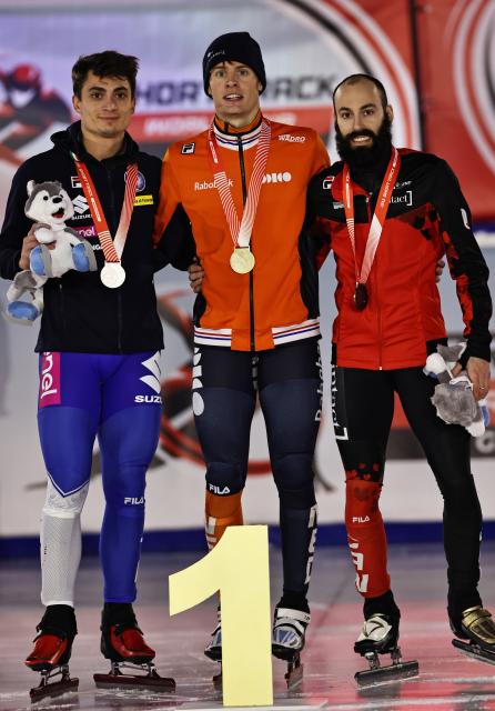 (251124) -- GDANSK, Nov. 24, 2025 (Xinhua) -- Gold medalist Jens van't Wout (C) of the Netherlands, silver medalist Pietro Sighel (L) of Italy and bronze medalist Steven Dubois of Canada pose for photos during the awarding ceremony for the men's 1000m at the ISU Short Track World Tour #3 speed skating event in Gdansk, Poland, Nov. 23, 2025. (Xinhua/Gao Jing)