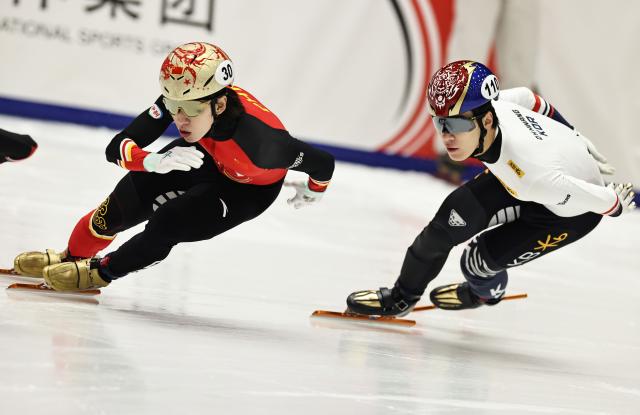 (251124) -- GDANSK, Nov. 24, 2025 (Xinhua) -- Lin Xiaojun (L) of China and Hwang Daeheon of South Korea compete during the men's 1000m final A at the ISU Short Track World Tour #3 speed skating event in Gdansk, Poland, Nov. 23, 2025. (Xinhua/Gao Jing)