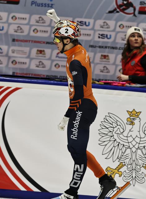 (251124) -- GDANSK, Nov. 24, 2025 (Xinhua) -- Jens van't Wout of the Netherlands celebrates after the men's 1000m final A at the ISU Short Track World Tour #3 speed skating event in Gdansk, Poland, Nov. 23, 2025. (Xinhua/Gao Jing)
