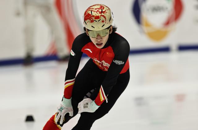 (251124) -- GDANSK, Nov. 24, 2025 (Xinhua) -- Lin Xiaojun of China reacts during the men's 1000m semifinals at the ISU Short Track World Tour #3 speed skating event in Gdansk, Poland, Nov. 23, 2025. (Xinhua/Gao Jing)