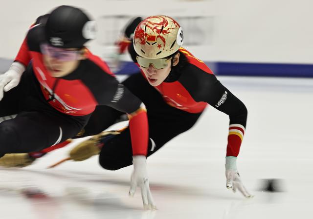 (251124) -- GDANSK, Nov. 24, 2025 (Xinhua) -- Lin Xiaojun of China competes during the men's 1000m semifinals at the ISU Short Track World Tour #3 speed skating event in Gdansk, Poland, Nov. 23, 2025. (Xinhua/Gao Jing)