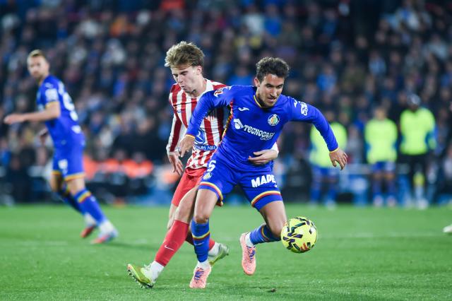 (251124) -- GETAFE, Nov. 24, 2025 (Xinhua) -- Luis Milla (R) of Getafe vies with Pablo Barrios of Atletico de Madrid during La Liga football match between Getafe CF and Atletico de Madrid in Getafe, Madrid, Spain, on Nov. 23, 2025. (Photo by Gustavo Valiente/Xinhua)