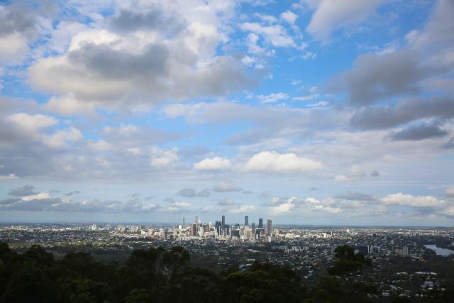 (251124) -- BRISBANE, Nov. 24, 2025 (Xinhua) -- This photo taken on Nov. 22, 2025 shows a view of Brisbane CBD and its surrounding areas from Mount Coot-tha in Brisbane, Queensland, Australia. (Xinhua/Ma Ping)