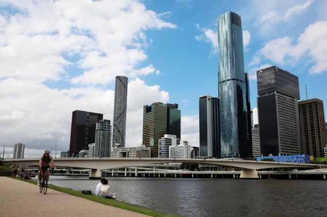 (251124) -- BRISBANE, Nov. 24, 2025 (Xinhua) -- People enjoy leisure time at the south bank of Brisbane River in Brisbane, Queensland, Australia, Nov. 21, 2025. (Xinhua/Ma Ping)