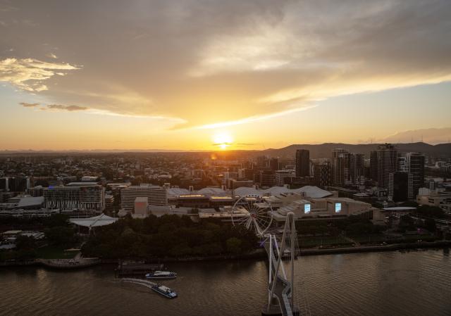 (251124) -- BRISBANE, Nov. 24, 2025 (Xinhua) -- This photo taken on Nov. 23, 2025 shows a sunset view from Sky Deck in Brisbane, Queensland, Australia. (Xinhua/Ma Ping)