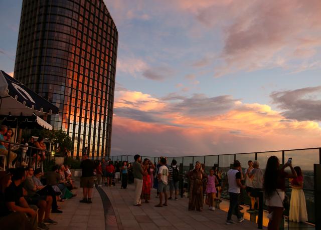 (251124) -- BRISBANE, Nov. 24, 2025 (Xinhua) -- People enjoy sunset scenery at Sky Deck in Brisbane, Queensland, Australia, Nov. 23, 2025. (Xinhua/Ma Ping)